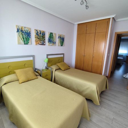 Apartamento De Tres Dormitorios Con Garaje Y Todos Los Servicios Cerca Burgos Bagian luar foto