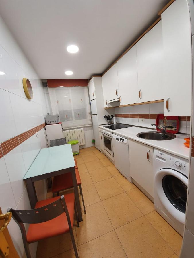 Apartamento De Tres Dormitorios Con Garaje Y Todos Los Servicios Cerca Burgos Bagian luar foto